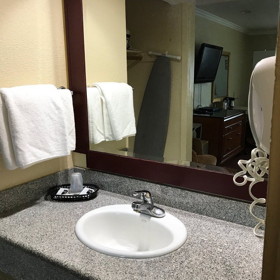 Imperial Inn — Bathroom
