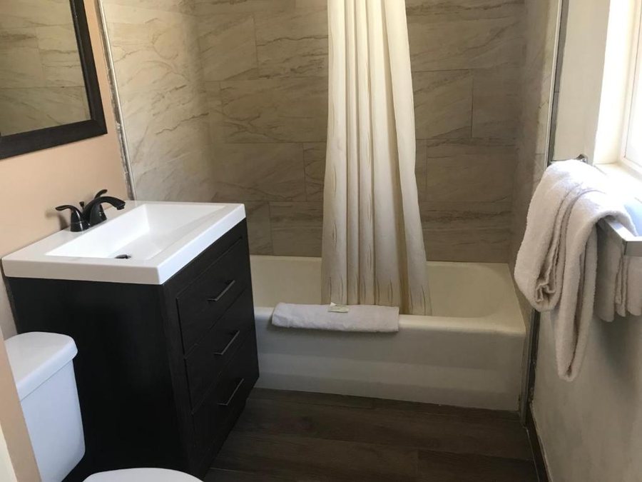 Inca Inn — Bathroom