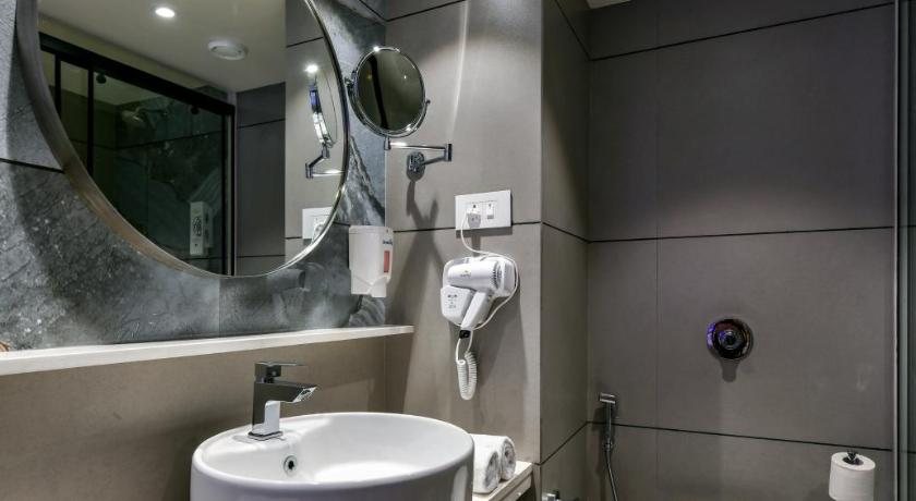 Indie Stays — Bathroom