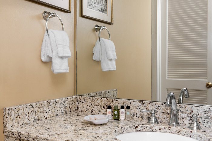 Indigo Inn — Bathroom