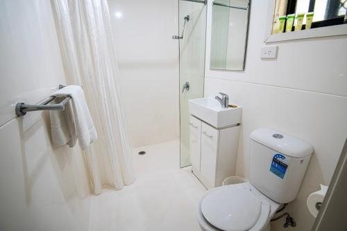 Ingenia Holidays Taigum formerly Colonial Village — Bathroom