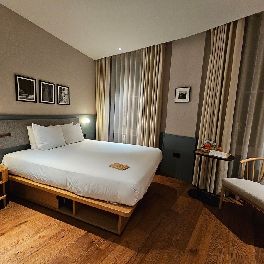 Inhabit Queen s Gardens — Guest room