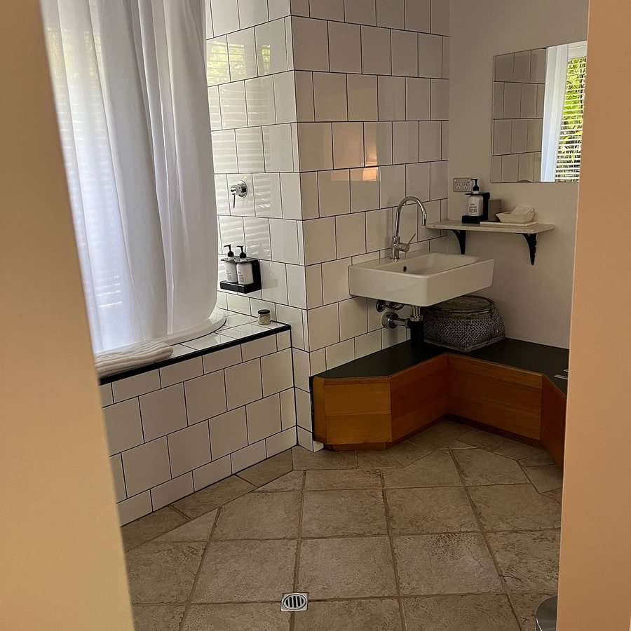 Injidup Spa Retreat — Bathroom