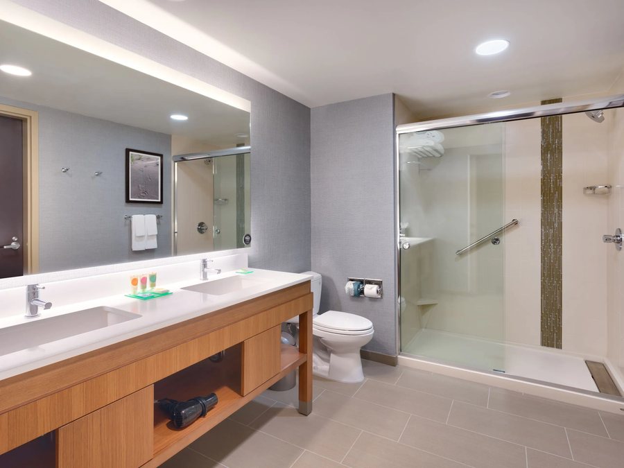 Inlet Tower Hotel Suites — Bathroom