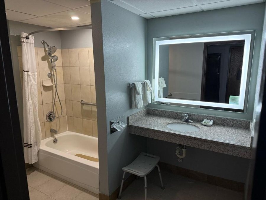 Inn 32 — Bathroom