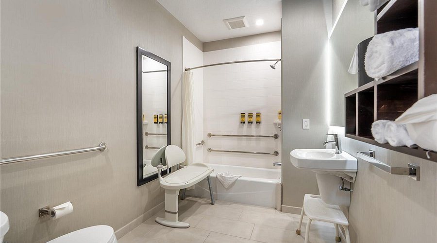 Inn at 50 Long Beach Convention Center — Bathroom