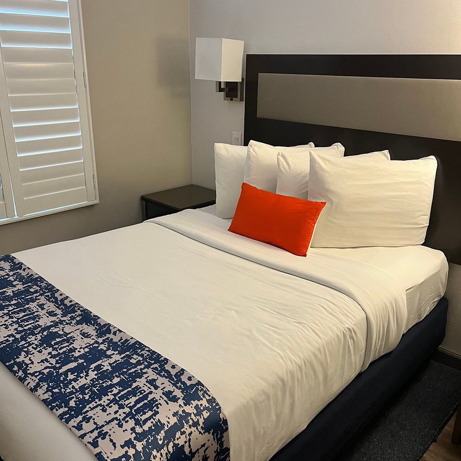 Inn at 50 Long Beach Convention Center — Guest room
