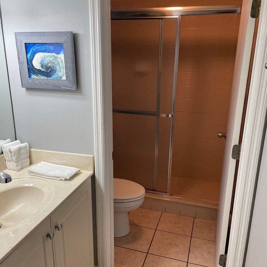 Inn at Camachee Harbor — Bathroom