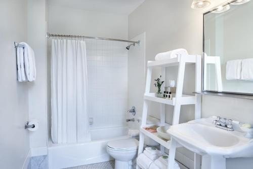 Inn At Carnall Hall — Bathroom