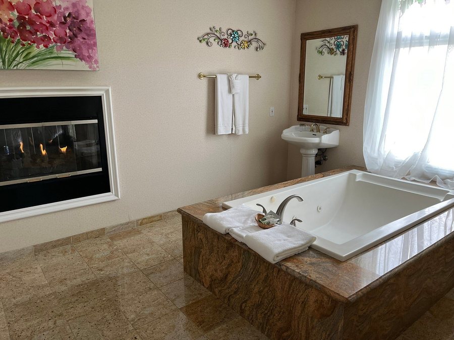 Inn at Churon Winery — Bathroom