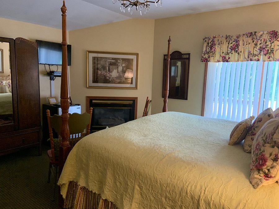 Inn At Ellis River — Guest room