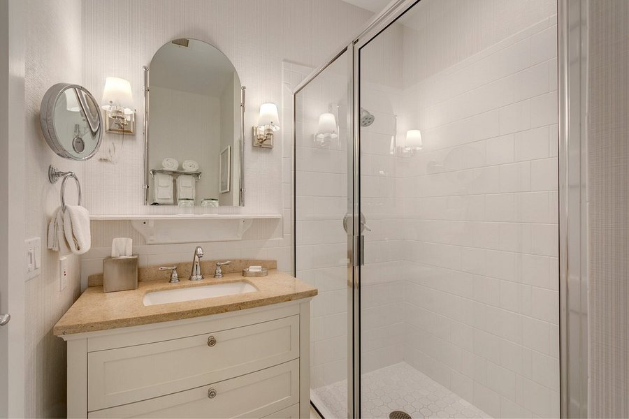 Inn At Haven Harbour — Bathroom