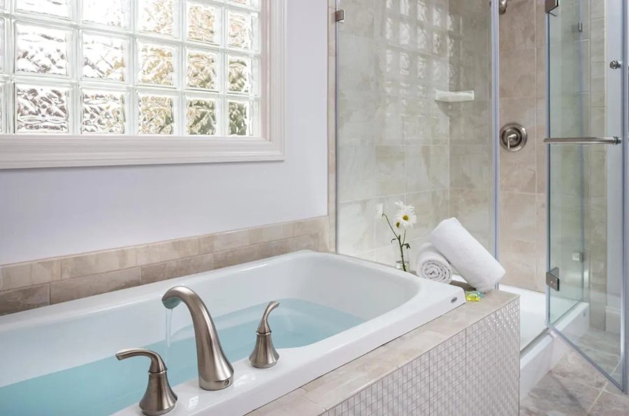Inn at Huntingfield Creek — Bathroom