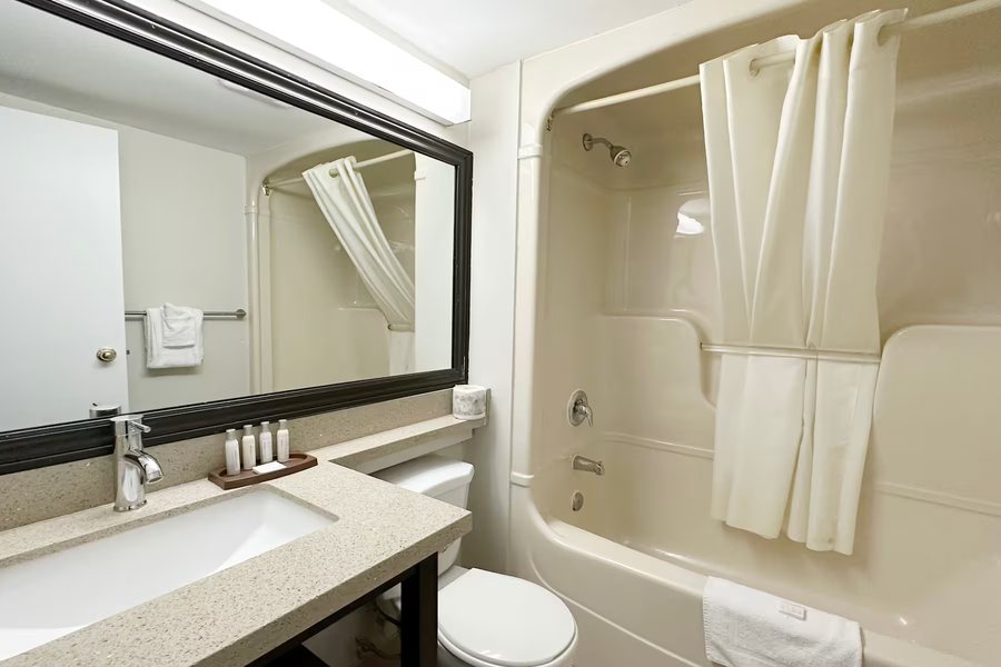 Inn at Lander Travelodge by Wyndham — Bathroom