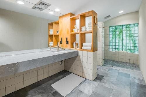 Inn At Middleton Place — Bathroom