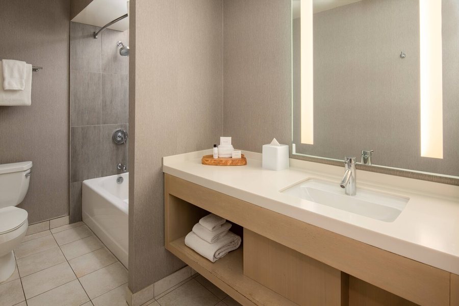 Inn at Pasatiempo — Bathroom