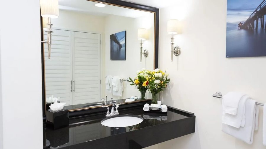 Inn at Pelican Bay — Bathroom