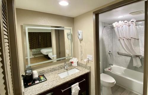 Inn At Santa Fe SureStay Collection By Best Western — Bathroom