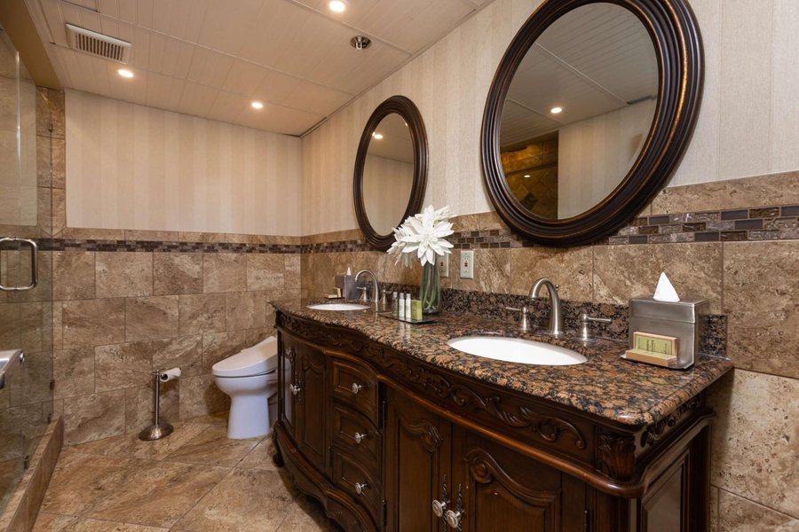 Inn At The Colonnade Baltimore A Doubletree By Hilton Hotel — Bathroom