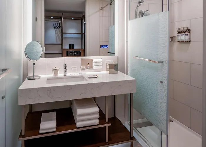 Inn at the Convention Center — Bathroom