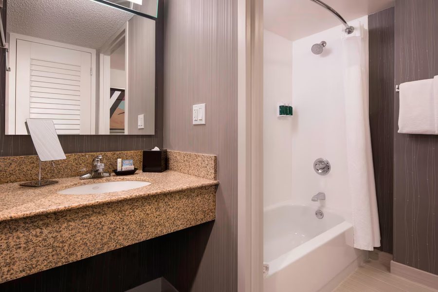 Inn At The Highlands Denver Downtown — Bathroom