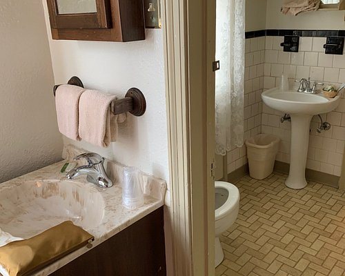 Inn At The Olde Silk Mill — Bathroom