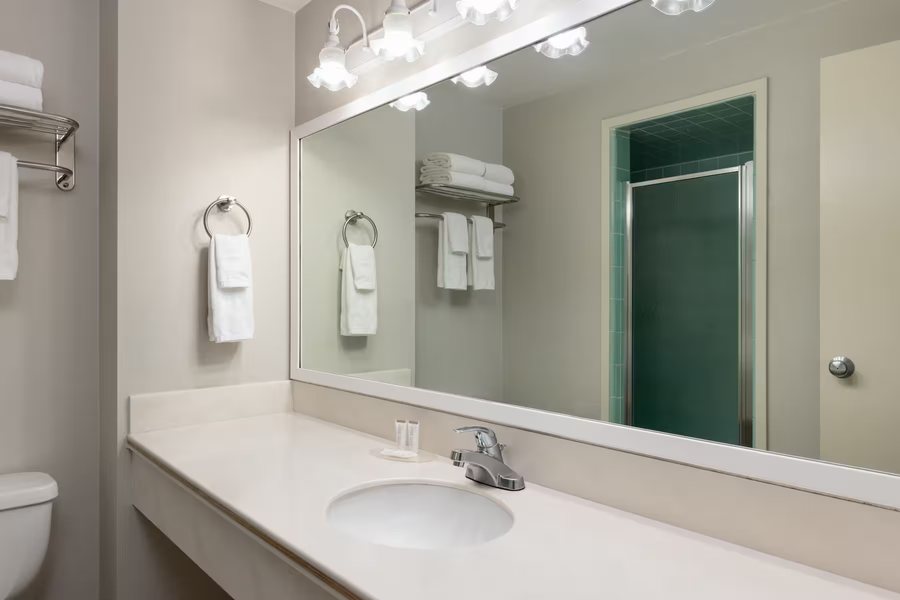 Inn By The Bay Monterey — Bathroom