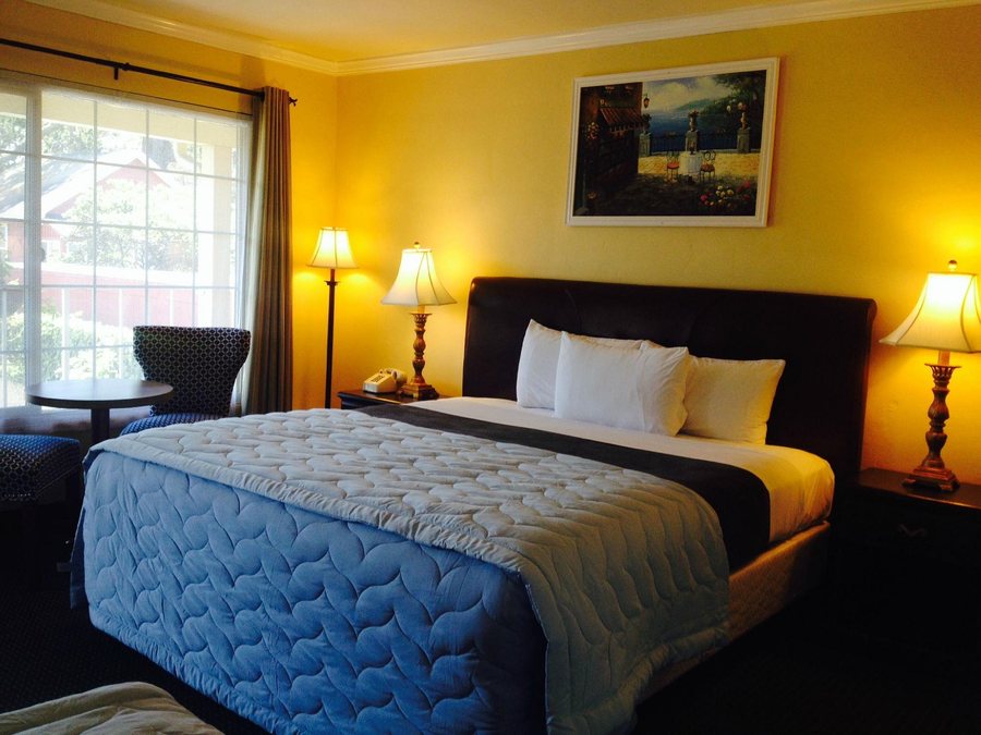Inn By The Bay Monterey — Guest room