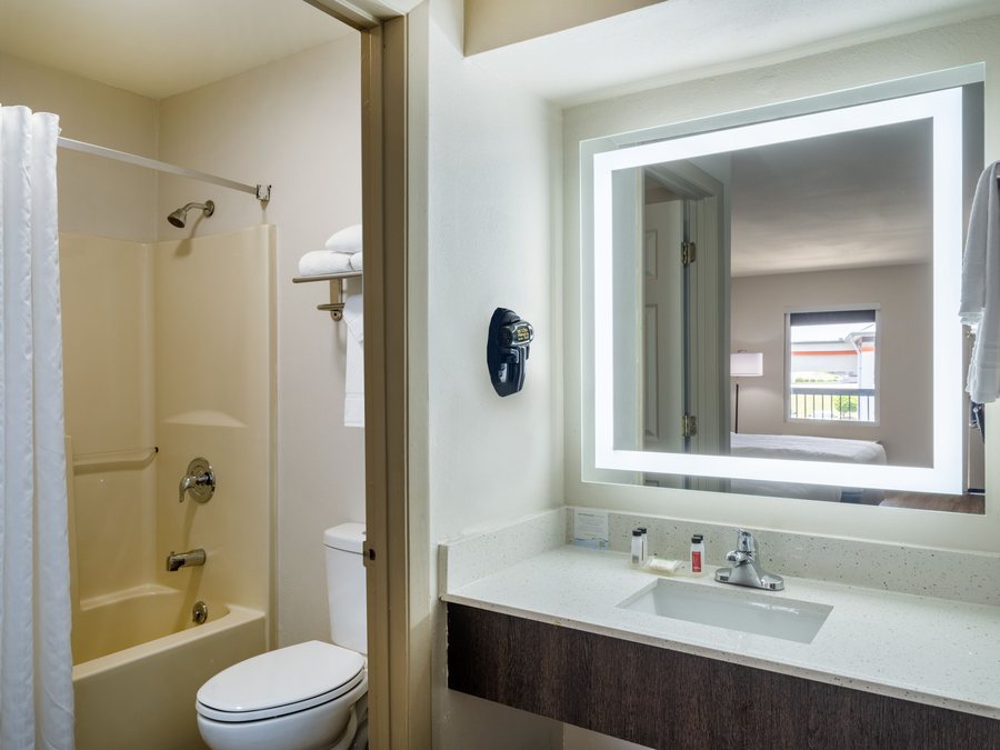 Inn Clemson — Bathroom