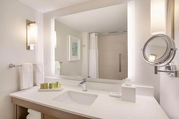 Inn of Naples Tapestry Collection by Hilton — Bathroom
