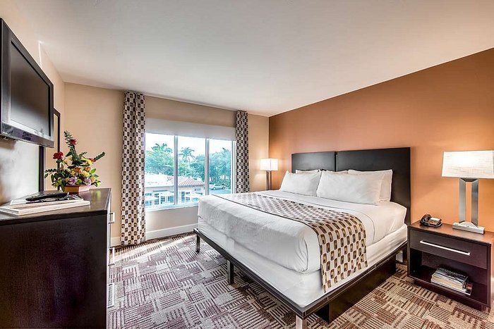 Inn of Naples Tapestry Collection by Hilton — Guest room
