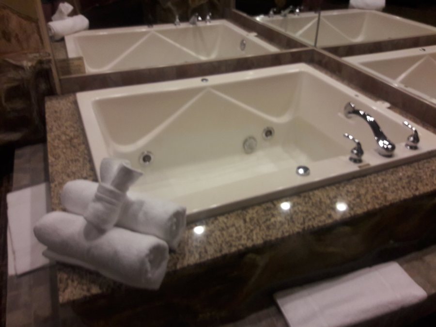 Inn of the Dove Romantic Suites Bensalem — Bathroom