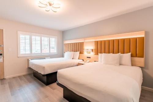 Inn On Broadway — Guest room