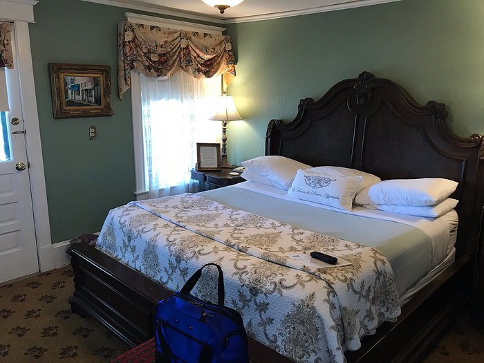 Inn On Charlotte — Guest room