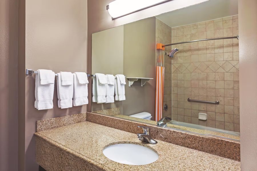 Inn on Lake Granbury a Boutique Hotel — Bathroom