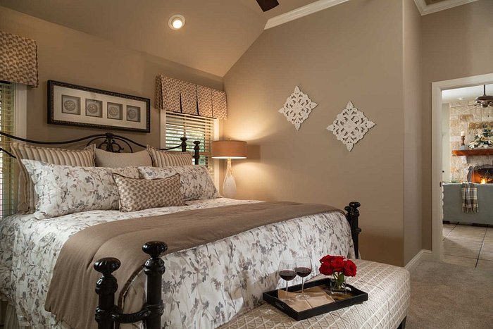 Inn on Lake Granbury a Boutique Hotel — Guest room