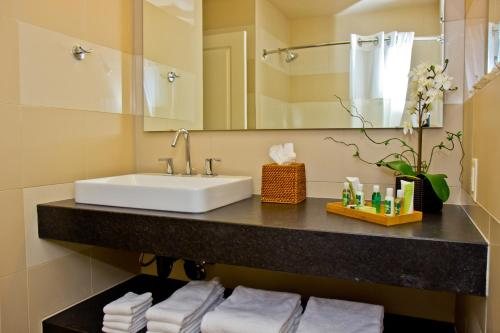 Inn on The Cliff — Bathroom
