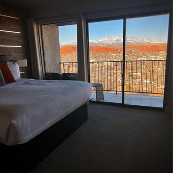 Inn on The Cliff — Guest room