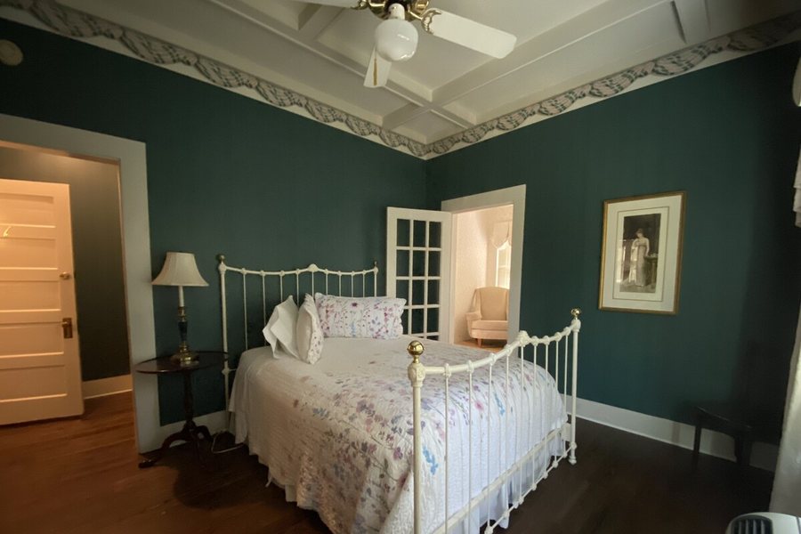 Inn OnThe River — Guest room