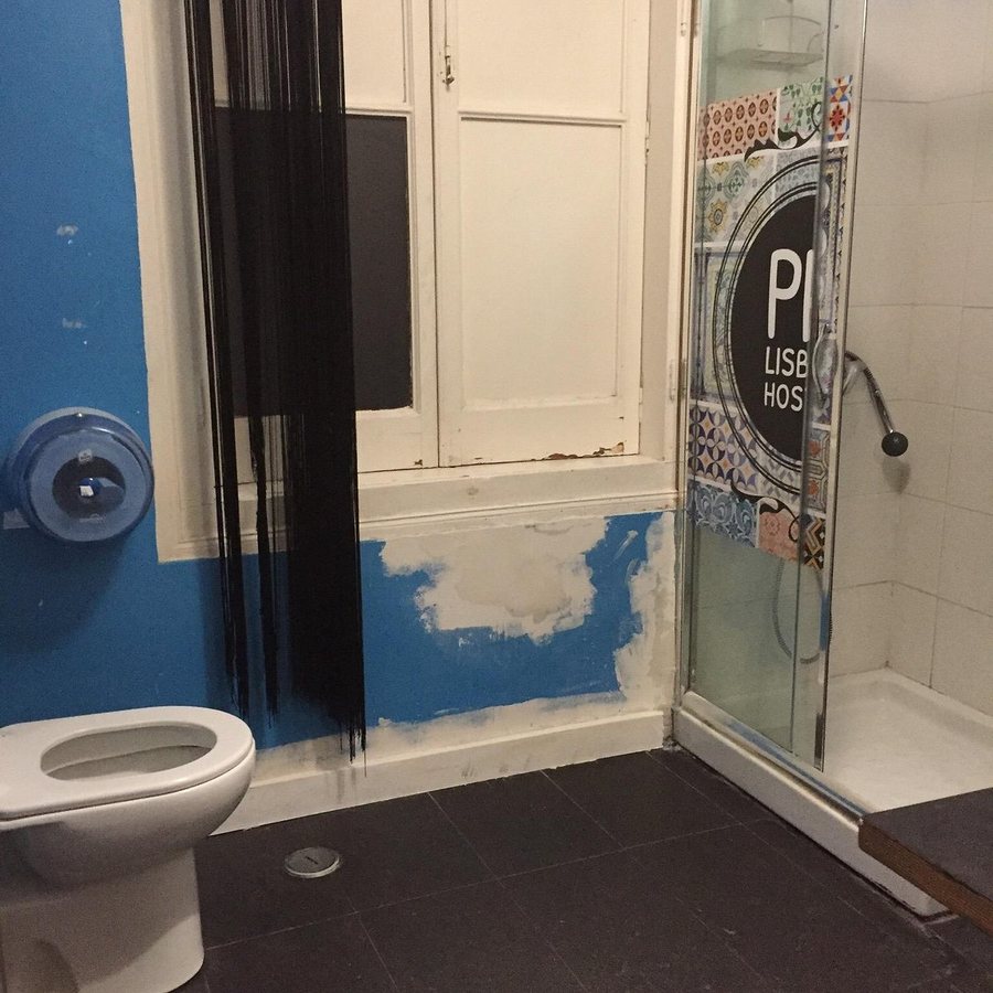 Inn Possible Lisbon Hostel — Bathroom