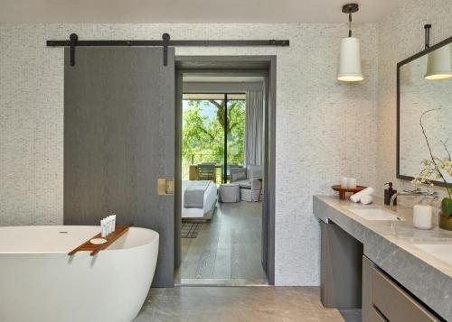 Inn St Helena — Bathroom