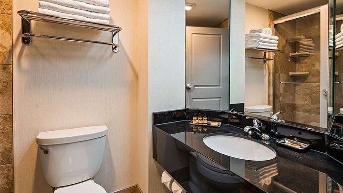 Inn Suites Madison GA — Bathroom