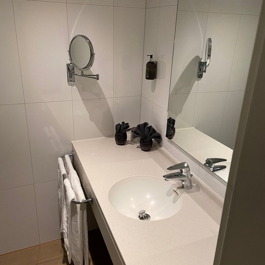 Innsbruck Inn at Stowe — Bathroom