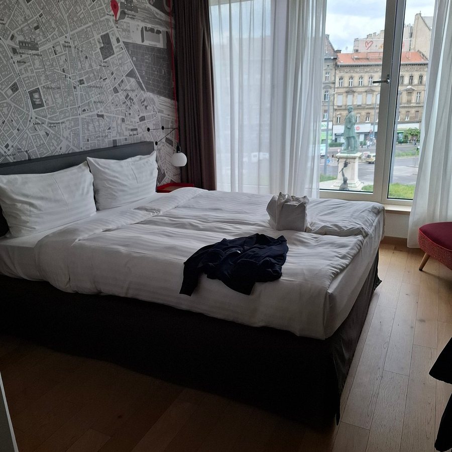 IntercityHotel — Guest room