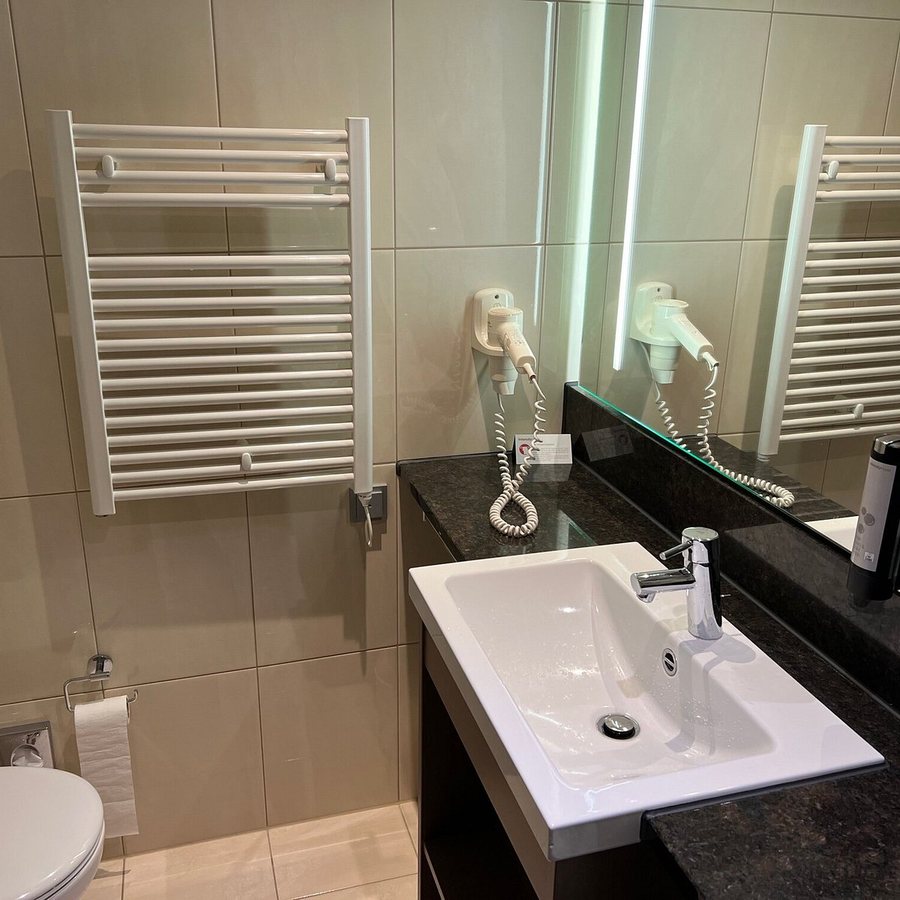 IntercityHotel Darmstadt — Bathroom