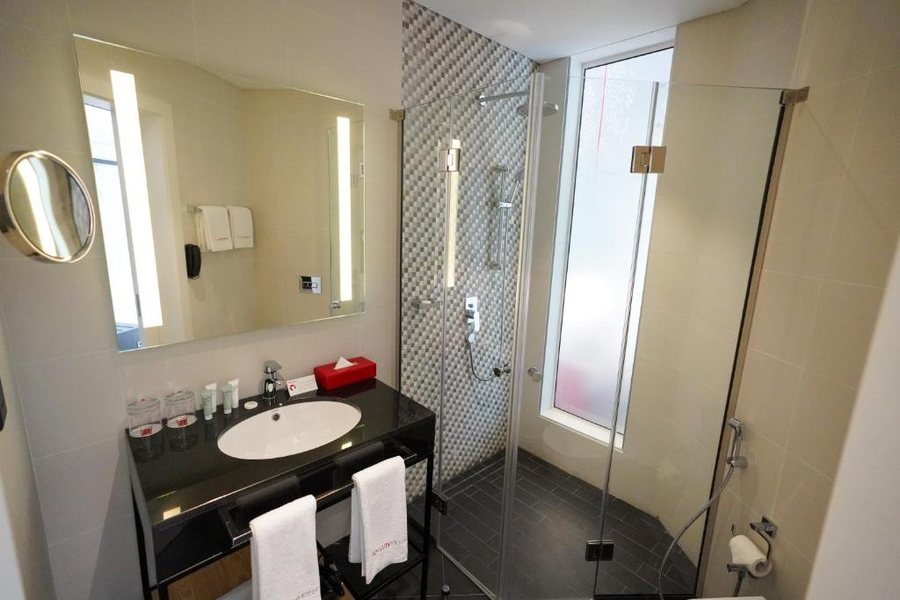 IntercityHotel Dubai Jaddaf Waterfront — Bathroom
