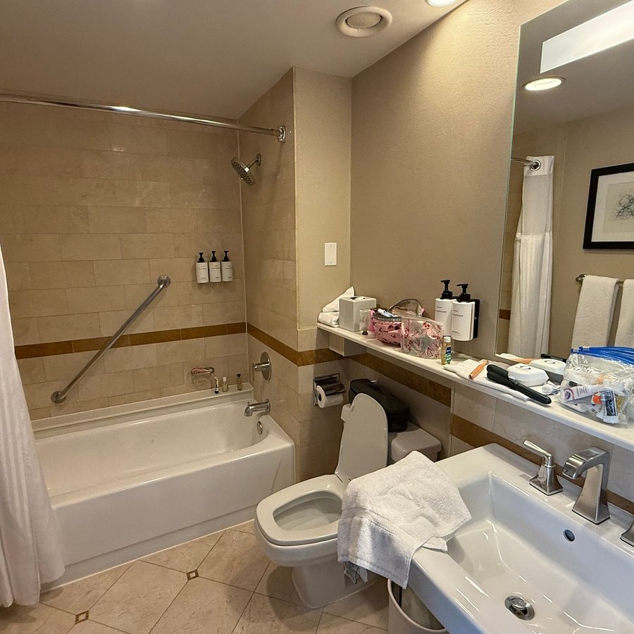 InterContinental Chicago Magnificent Mile by IHG Chicago Illinois — Bathroom