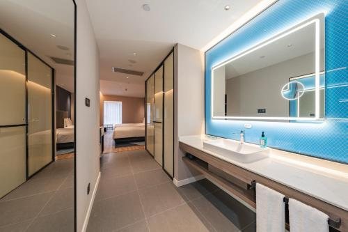 InterContinental Shanghai Expo by IHG — Bathroom