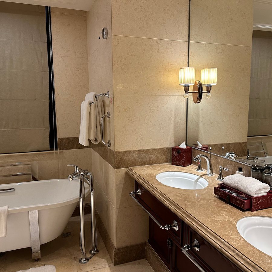 InterContinental Shanghai Jing An by IHG — Bathroom
