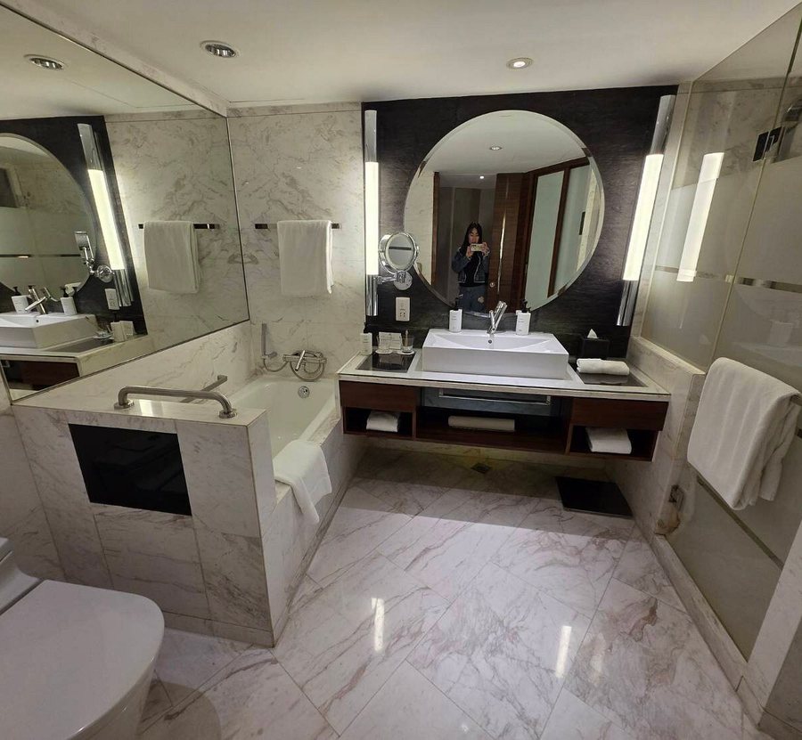 InterContinental Shanghai Pudong by IHG — Bathroom